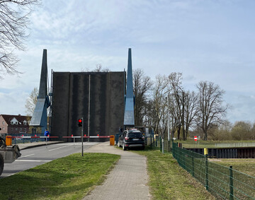 Klappbrücke Dömitz über die Elde aufgeklappt